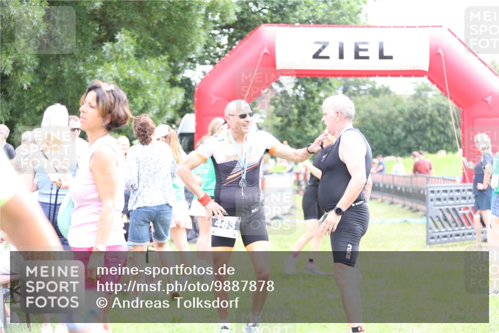 21.06.2026 - 29. Vierlanden-Triathlon Andreas Tolksdorf http://msf.ph/oto/9887878 21.06.2026 11:37:19 Ziel  meine-sportfotos.de