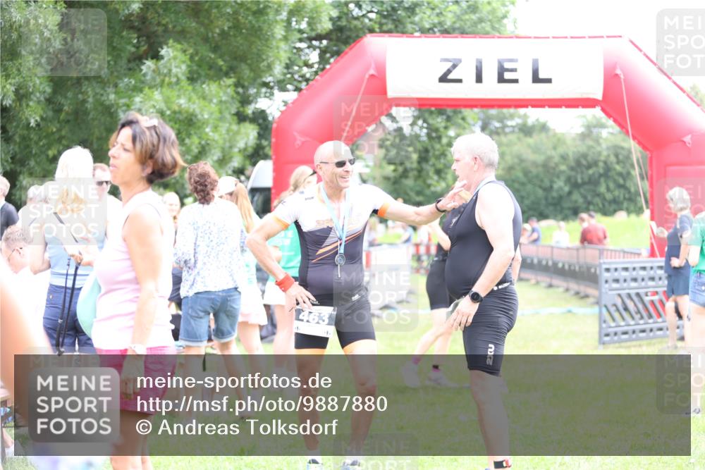 21.06.2026 - 29. Vierlanden-Triathlon Andreas Tolksdorf http://msf.ph/oto/9887880 21.06.2026 11:37:19 Ziel  meine-sportfotos.de