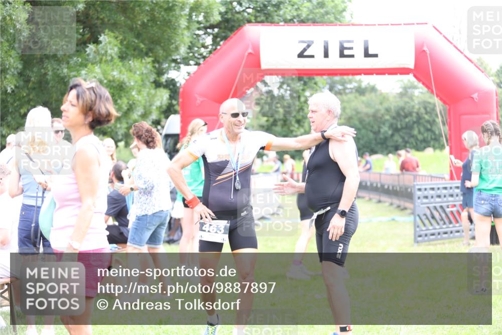 21.06.2026 - 29. Vierlanden-Triathlon Andreas Tolksdorf http://msf.ph/oto/9887897 21.06.2026 11:37:19 Ziel  meine-sportfotos.de