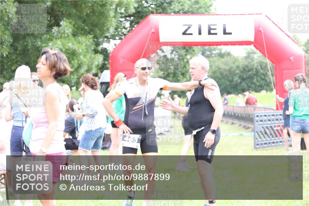 21.06.2026 - 29. Vierlanden-Triathlon Andreas Tolksdorf http://msf.ph/oto/9887899 21.06.2026 11:37:19 Ziel  meine-sportfotos.de