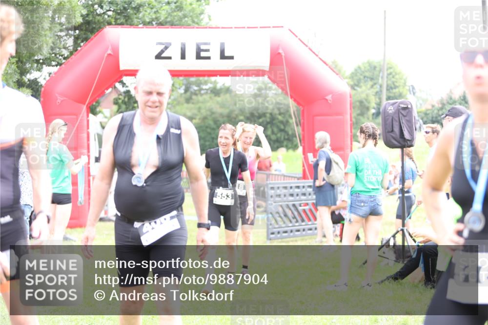 21.06.2026 - 29. Vierlanden-Triathlon Andreas Tolksdorf http://msf.ph/oto/9887904 21.06.2026 11:37:23 Ziel  meine-sportfotos.de