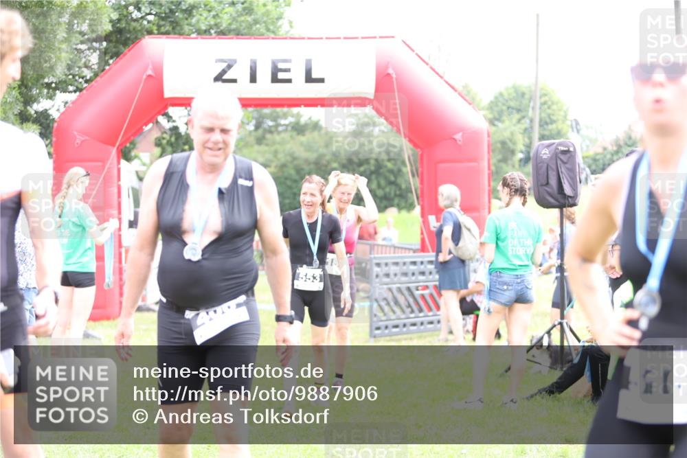 21.06.2026 - 29. Vierlanden-Triathlon Andreas Tolksdorf http://msf.ph/oto/9887906 21.06.2026 11:37:23 Ziel  meine-sportfotos.de