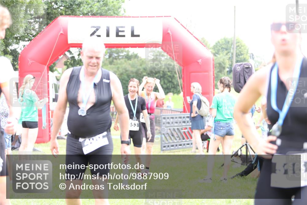 21.06.2026 - 29. Vierlanden-Triathlon Andreas Tolksdorf http://msf.ph/oto/9887909 21.06.2026 11:37:23 Ziel  meine-sportfotos.de