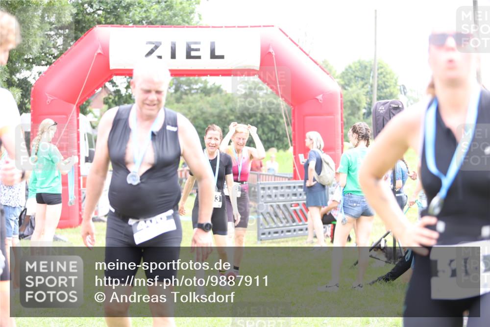 21.06.2026 - 29. Vierlanden-Triathlon Andreas Tolksdorf http://msf.ph/oto/9887911 21.06.2026 11:37:23 Ziel  meine-sportfotos.de