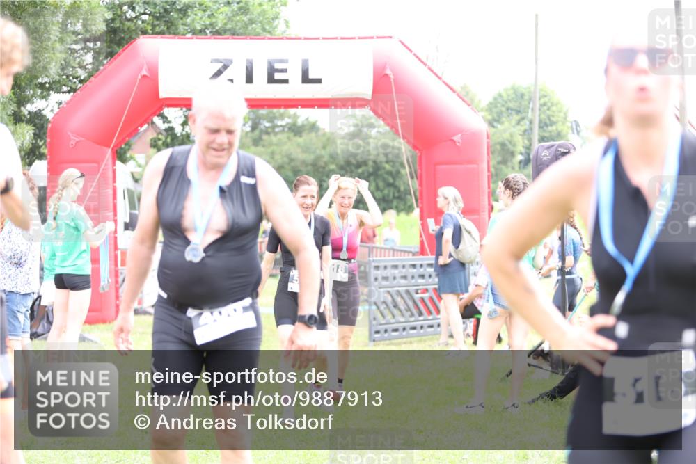 21.06.2026 - 29. Vierlanden-Triathlon Andreas Tolksdorf http://msf.ph/oto/9887913 21.06.2026 11:37:23 Ziel  meine-sportfotos.de