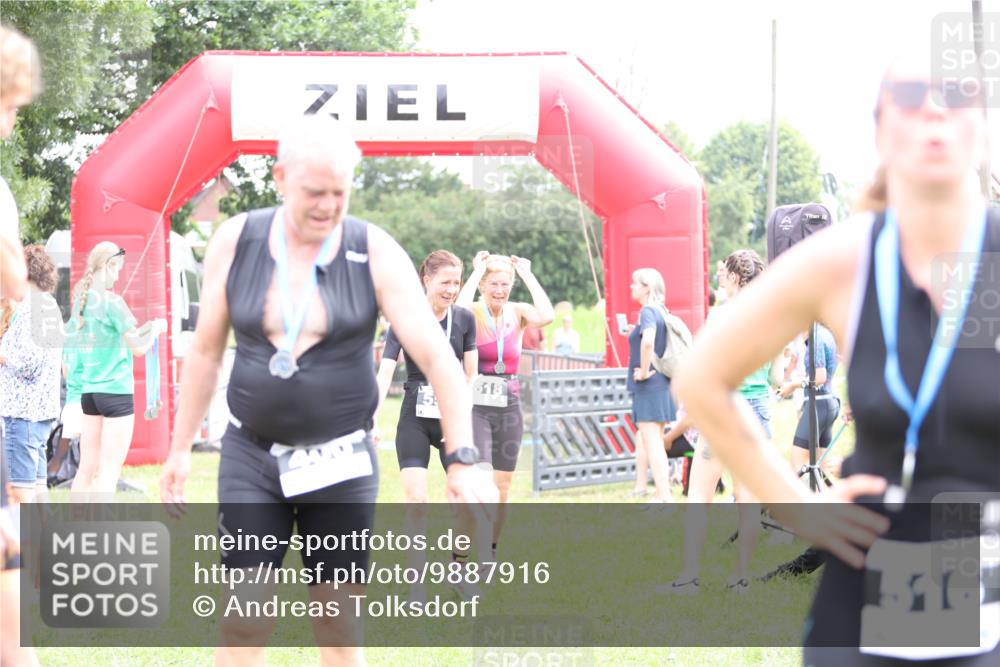 21.06.2026 - 29. Vierlanden-Triathlon Andreas Tolksdorf http://msf.ph/oto/9887916 21.06.2026 11:37:23 Ziel  meine-sportfotos.de