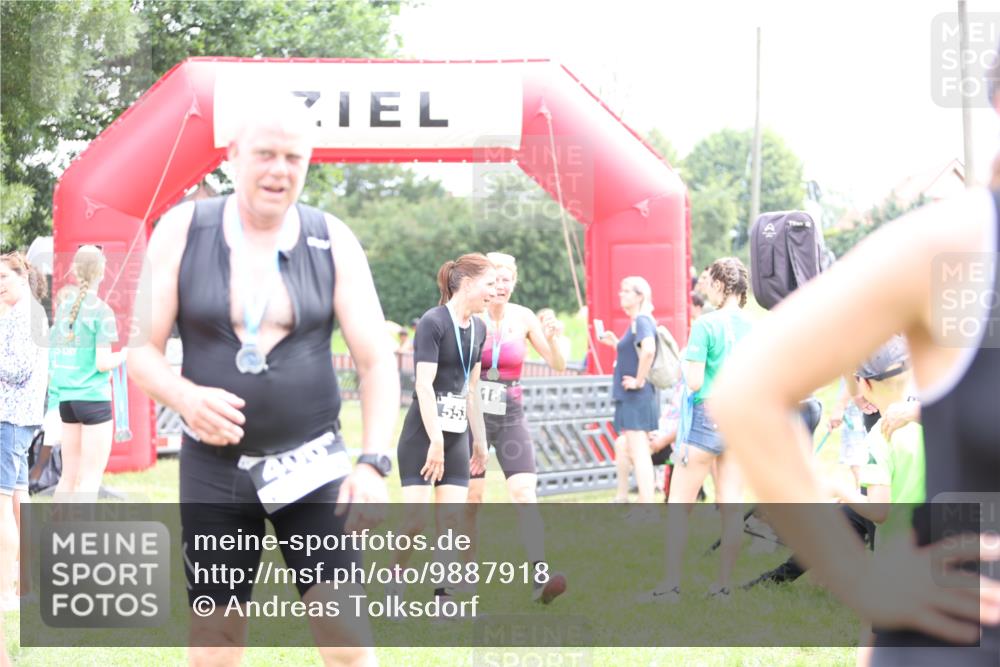 21.06.2026 - 29. Vierlanden-Triathlon Andreas Tolksdorf http://msf.ph/oto/9887918 21.06.2026 11:37:24 Ziel  meine-sportfotos.de