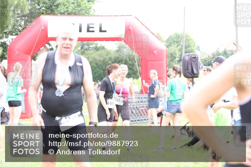 21.06.2026 - 29. Vierlanden-Triathlon Andreas Tolksdorf http://msf.ph/oto/9887923 21.06.2026 11:37:24 Ziel  meine-sportfotos.de