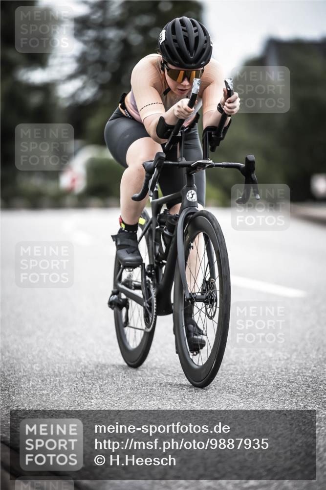 21.06.2026 - 29. Vierlanden-Triathlon H.Heesch http://msf.ph/oto/9887935 21.06.2026 12:11:59 Radfahren 657, 878, 1358 meine-sportfotos.de