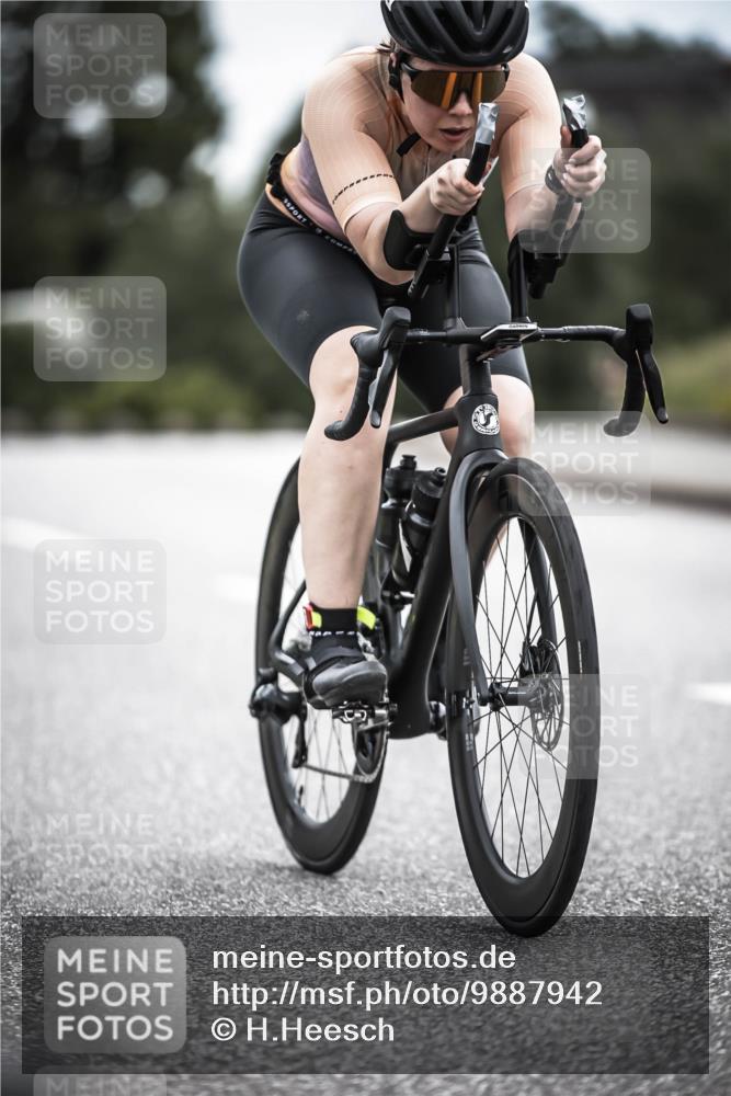 21.06.2026 - 29. Vierlanden-Triathlon H.Heesch http://msf.ph/oto/9887942 21.06.2026 12:11:59 Radfahren 657, 878, 1358 meine-sportfotos.de