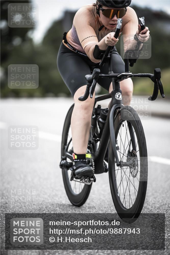 21.06.2026 - 29. Vierlanden-Triathlon H.Heesch http://msf.ph/oto/9887943 21.06.2026 12:11:59 Radfahren 657, 878, 1358 meine-sportfotos.de