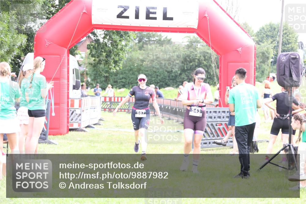 21.06.2026 - 29. Vierlanden-Triathlon Andreas Tolksdorf http://msf.ph/oto/9887982 21.06.2026 11:39:11 Ziel 587, 587 meine-sportfotos.de