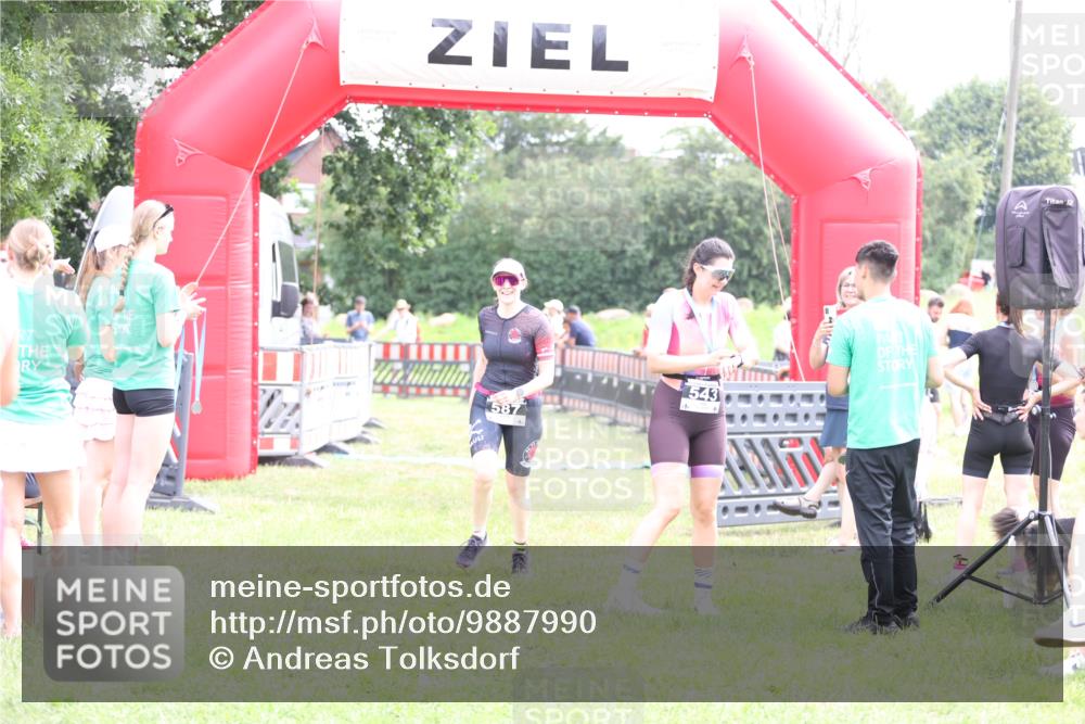 21.06.2026 - 29. Vierlanden-Triathlon Andreas Tolksdorf http://msf.ph/oto/9887990 21.06.2026 11:39:11 Ziel 587, 587 meine-sportfotos.de