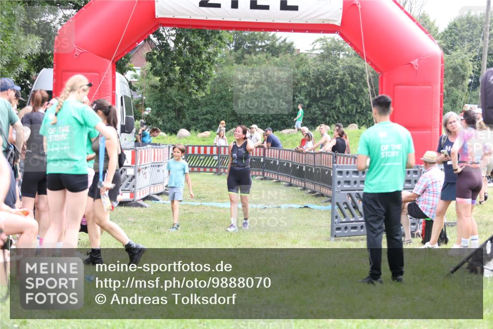 21.06.2026 - 29. Vierlanden-Triathlon Andreas Tolksdorf http://msf.ph/oto/9888070 21.06.2026 11:40:01 Ziel 568, 568 meine-sportfotos.de