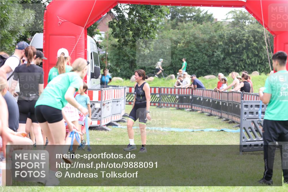 21.06.2026 - 29. Vierlanden-Triathlon Andreas Tolksdorf http://msf.ph/oto/9888091 21.06.2026 11:40:03 Ziel  meine-sportfotos.de