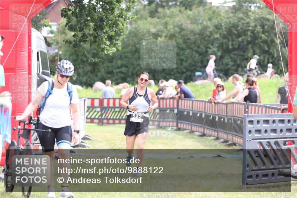 21.06.2026 - 29. Vierlanden-Triathlon Andreas Tolksdorf http://msf.ph/oto/9888122 21.06.2026 11:40:24 Ziel 522, 522 meine-sportfotos.de