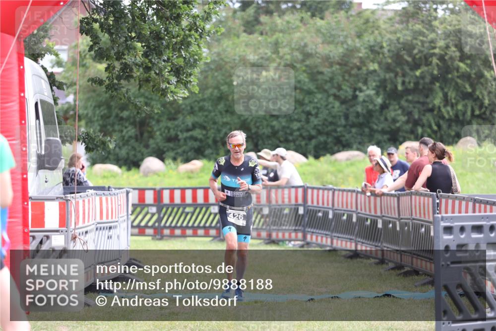21.06.2026 - 29. Vierlanden-Triathlon Andreas Tolksdorf http://msf.ph/oto/9888188 21.06.2026 11:41:19 Ziel 426, 426 meine-sportfotos.de
