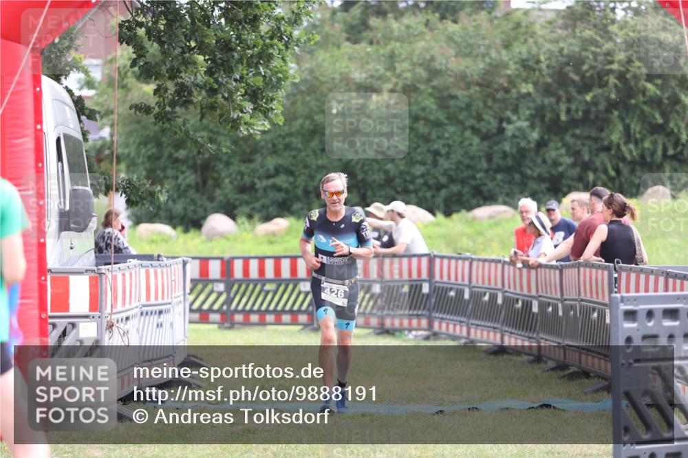 21.06.2026 - 29. Vierlanden-Triathlon Andreas Tolksdorf http://msf.ph/oto/9888191 21.06.2026 11:41:19 Ziel 426, 426 meine-sportfotos.de