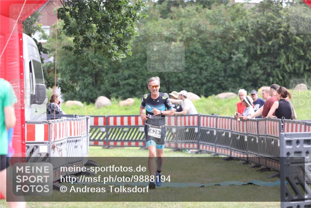 21.06.2026 - 29. Vierlanden-Triathlon Andreas Tolksdorf http://msf.ph/oto/9888194 21.06.2026 11:41:19 Ziel 426, 426 meine-sportfotos.de