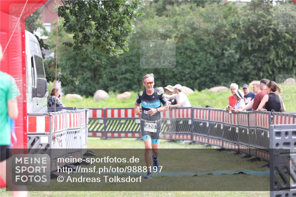 21.06.2026 - 29. Vierlanden-Triathlon Andreas Tolksdorf http://msf.ph/oto/9888197 21.06.2026 11:41:19 Ziel 426, 426 meine-sportfotos.de
