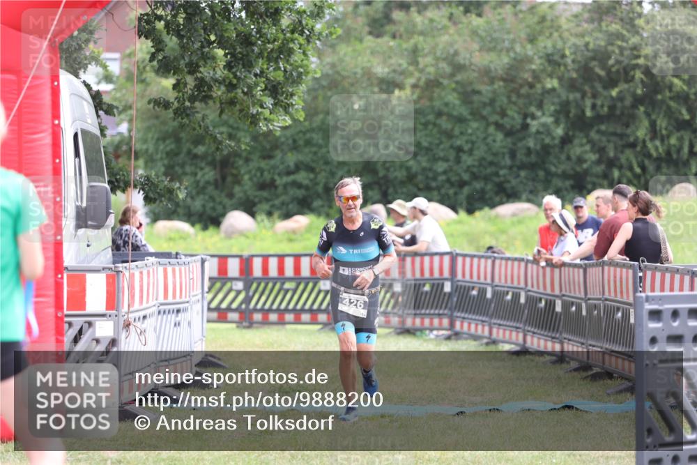 21.06.2026 - 29. Vierlanden-Triathlon Andreas Tolksdorf http://msf.ph/oto/9888200 21.06.2026 11:41:19 Ziel 426, 426 meine-sportfotos.de