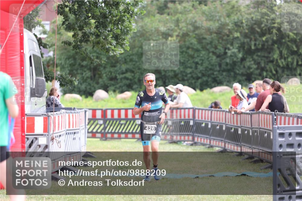 21.06.2026 - 29. Vierlanden-Triathlon Andreas Tolksdorf http://msf.ph/oto/9888209 21.06.2026 11:41:19 Ziel 426, 426 meine-sportfotos.de