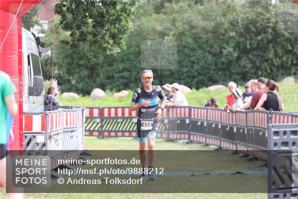 21.06.2026 - 29. Vierlanden-Triathlon Andreas Tolksdorf http://msf.ph/oto/9888212 21.06.2026 11:41:19 Ziel 426, 426 meine-sportfotos.de