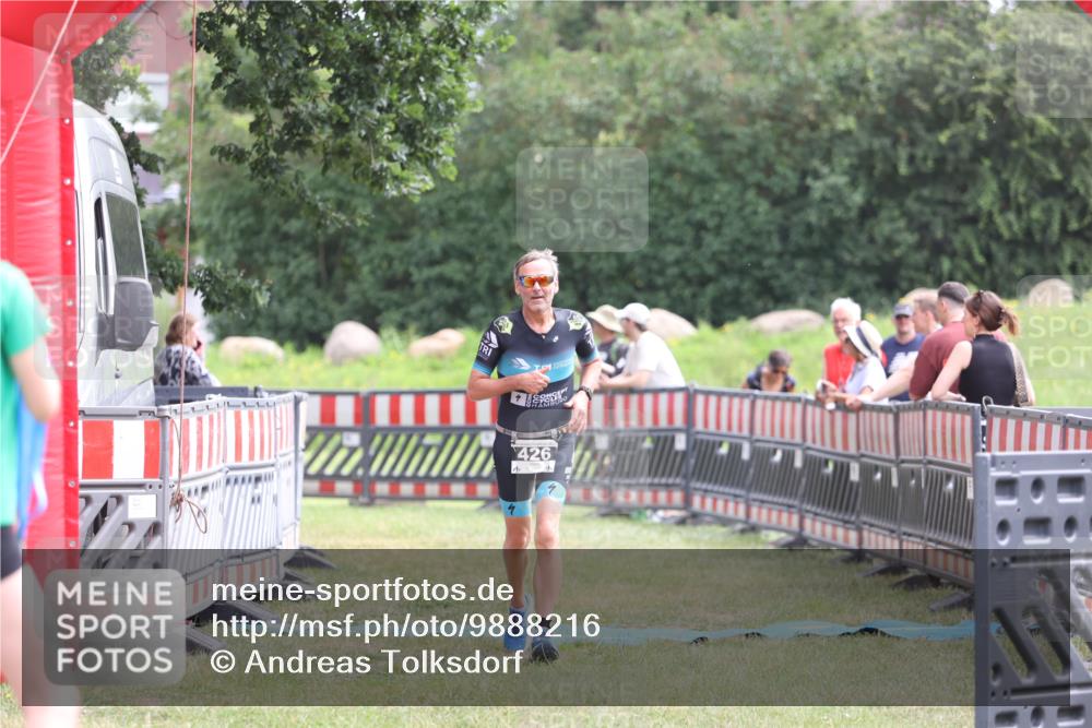 21.06.2026 - 29. Vierlanden-Triathlon Andreas Tolksdorf http://msf.ph/oto/9888216 21.06.2026 11:41:19 Ziel 426, 426 meine-sportfotos.de
