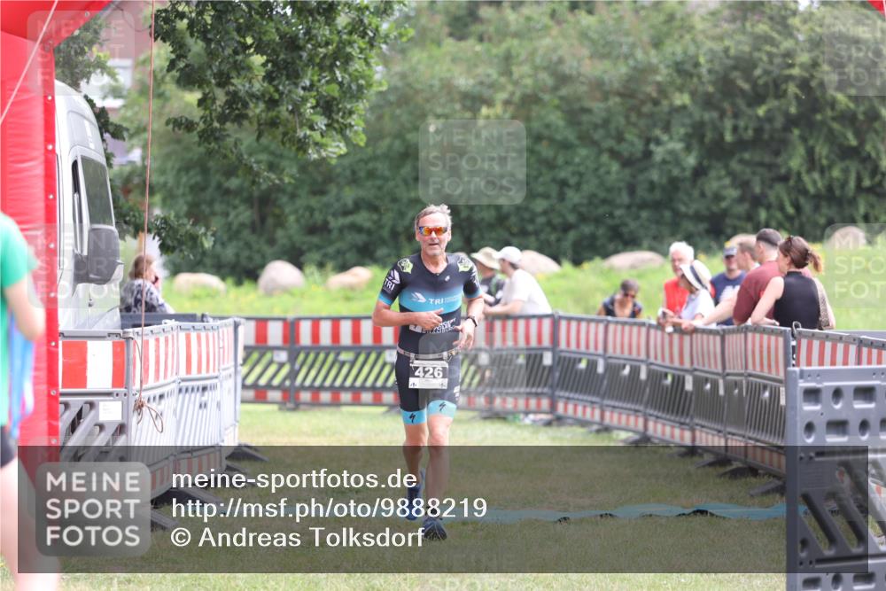 21.06.2026 - 29. Vierlanden-Triathlon Andreas Tolksdorf http://msf.ph/oto/9888219 21.06.2026 11:41:19 Ziel 426, 426 meine-sportfotos.de