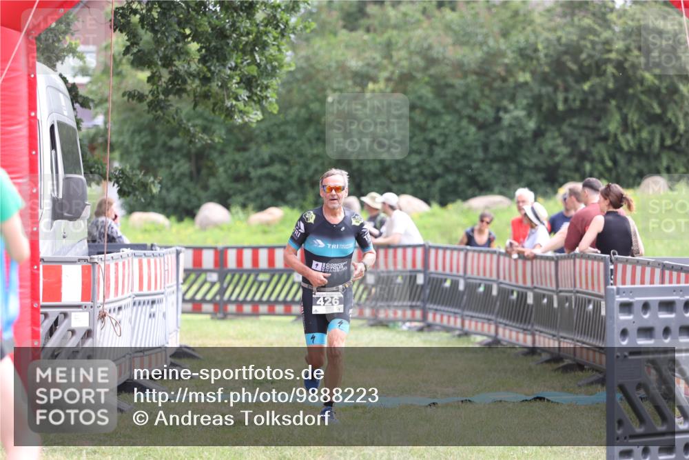 21.06.2026 - 29. Vierlanden-Triathlon Andreas Tolksdorf http://msf.ph/oto/9888223 21.06.2026 11:41:19 Ziel 426, 426 meine-sportfotos.de