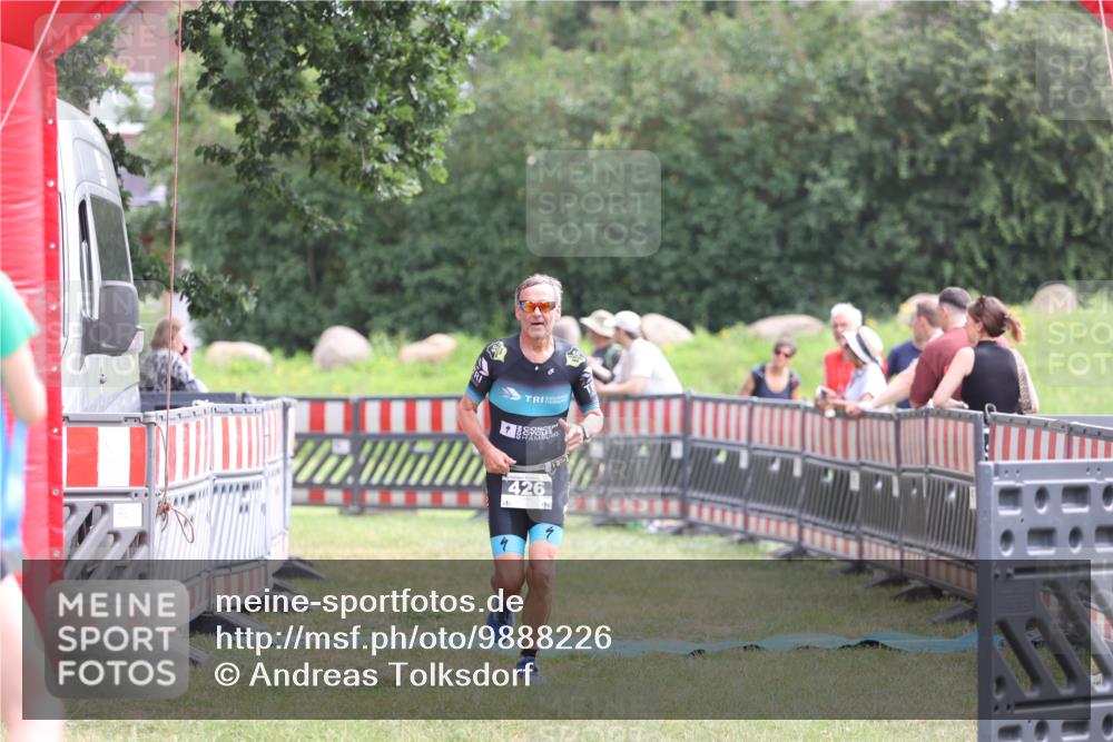 21.06.2026 - 29. Vierlanden-Triathlon Andreas Tolksdorf http://msf.ph/oto/9888226 21.06.2026 11:41:19 Ziel 426, 426 meine-sportfotos.de