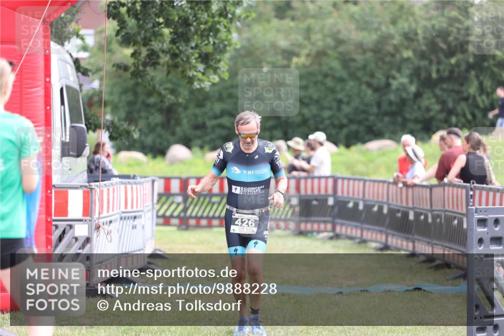 21.06.2026 - 29. Vierlanden-Triathlon Andreas Tolksdorf http://msf.ph/oto/9888228 21.06.2026 11:41:21 Ziel 426, 426 meine-sportfotos.de