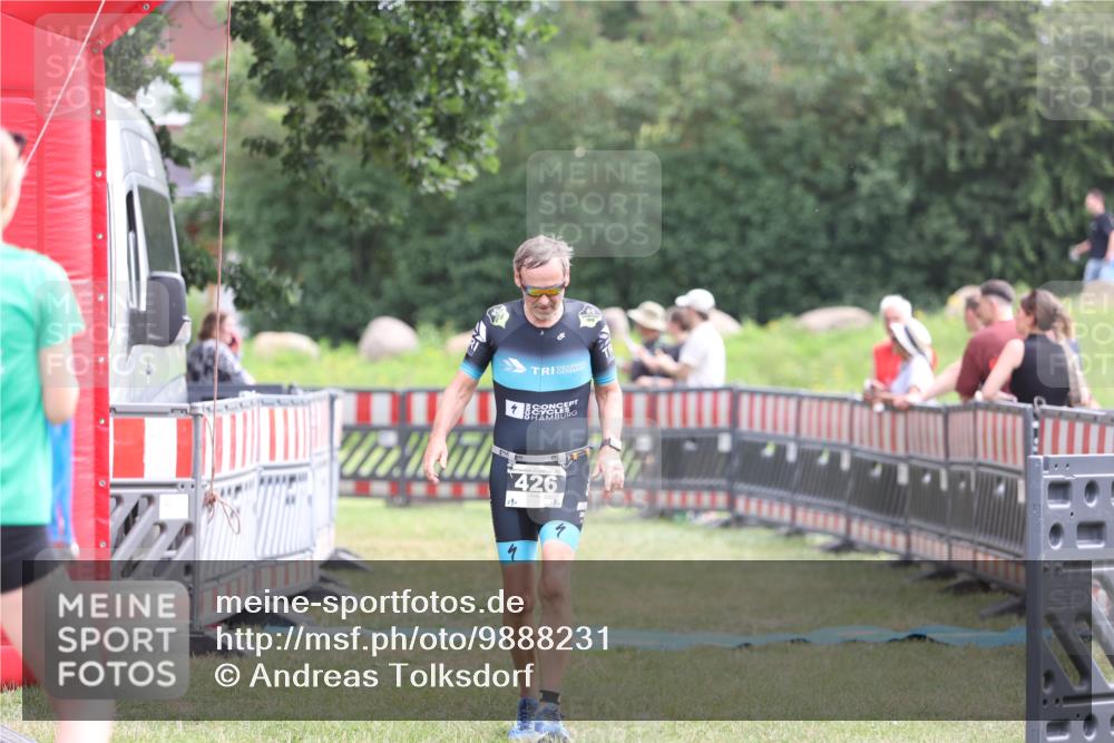 21.06.2026 - 29. Vierlanden-Triathlon Andreas Tolksdorf http://msf.ph/oto/9888231 21.06.2026 11:41:21 Ziel 426, 426 meine-sportfotos.de