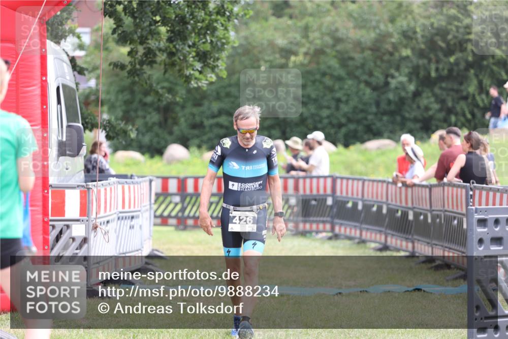 21.06.2026 - 29. Vierlanden-Triathlon Andreas Tolksdorf http://msf.ph/oto/9888234 21.06.2026 11:41:21 Ziel 426, 426 meine-sportfotos.de