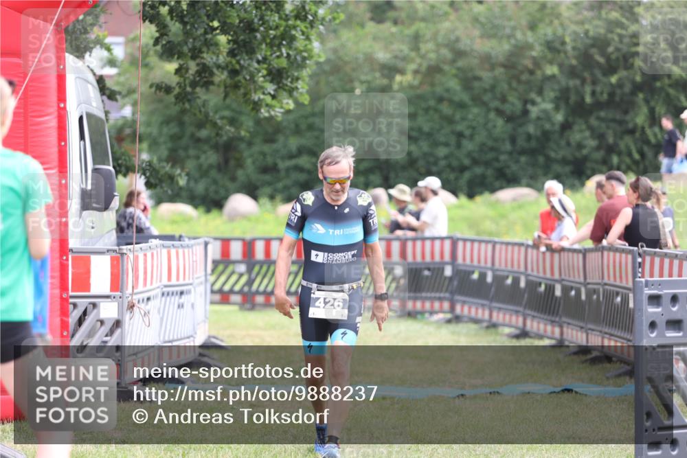 21.06.2026 - 29. Vierlanden-Triathlon Andreas Tolksdorf http://msf.ph/oto/9888237 21.06.2026 11:41:21 Ziel 426, 426 meine-sportfotos.de
