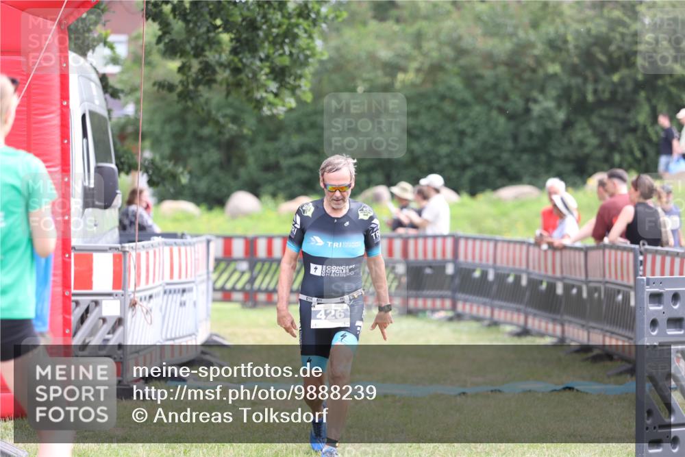 21.06.2026 - 29. Vierlanden-Triathlon Andreas Tolksdorf http://msf.ph/oto/9888239 21.06.2026 11:41:21 Ziel 426, 426 meine-sportfotos.de