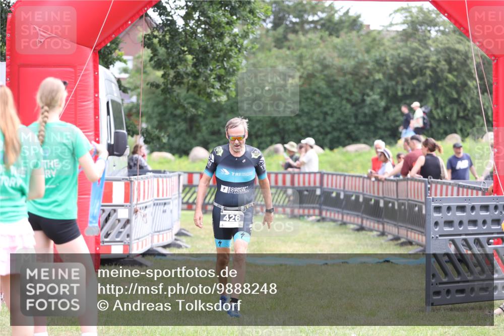 21.06.2026 - 29. Vierlanden-Triathlon Andreas Tolksdorf http://msf.ph/oto/9888248 21.06.2026 11:41:22 Ziel 426, 557, 426, 557 meine-sportfotos.de