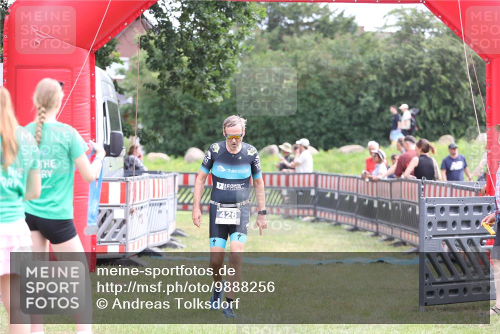 21.06.2026 - 29. Vierlanden-Triathlon Andreas Tolksdorf http://msf.ph/oto/9888256 21.06.2026 11:41:22 Ziel 426, 557, 426, 557 meine-sportfotos.de