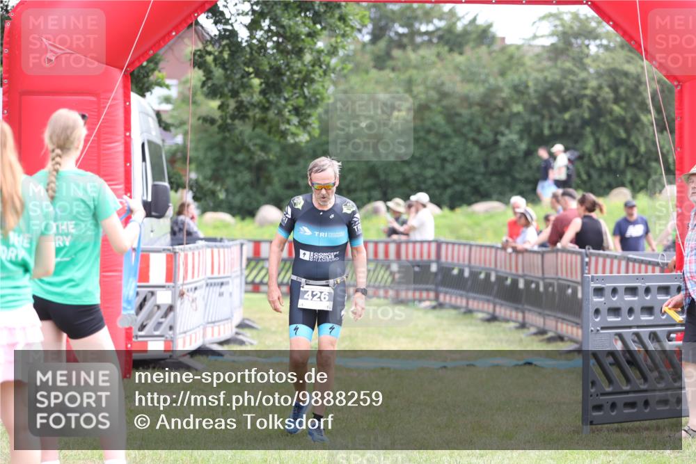 21.06.2026 - 29. Vierlanden-Triathlon Andreas Tolksdorf http://msf.ph/oto/9888259 21.06.2026 11:41:22 Ziel 426, 557, 426, 557 meine-sportfotos.de