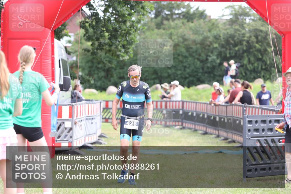 21.06.2026 - 29. Vierlanden-Triathlon Andreas Tolksdorf http://msf.ph/oto/9888261 21.06.2026 11:41:22 Ziel 426, 557, 426, 557 meine-sportfotos.de