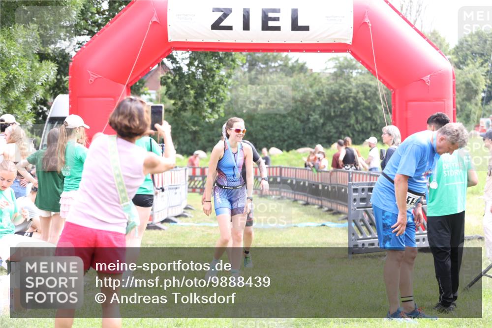 21.06.2026 - 29. Vierlanden-Triathlon Andreas Tolksdorf http://msf.ph/oto/9888439 21.06.2026 11:43:42 Ziel 556, 556 meine-sportfotos.de