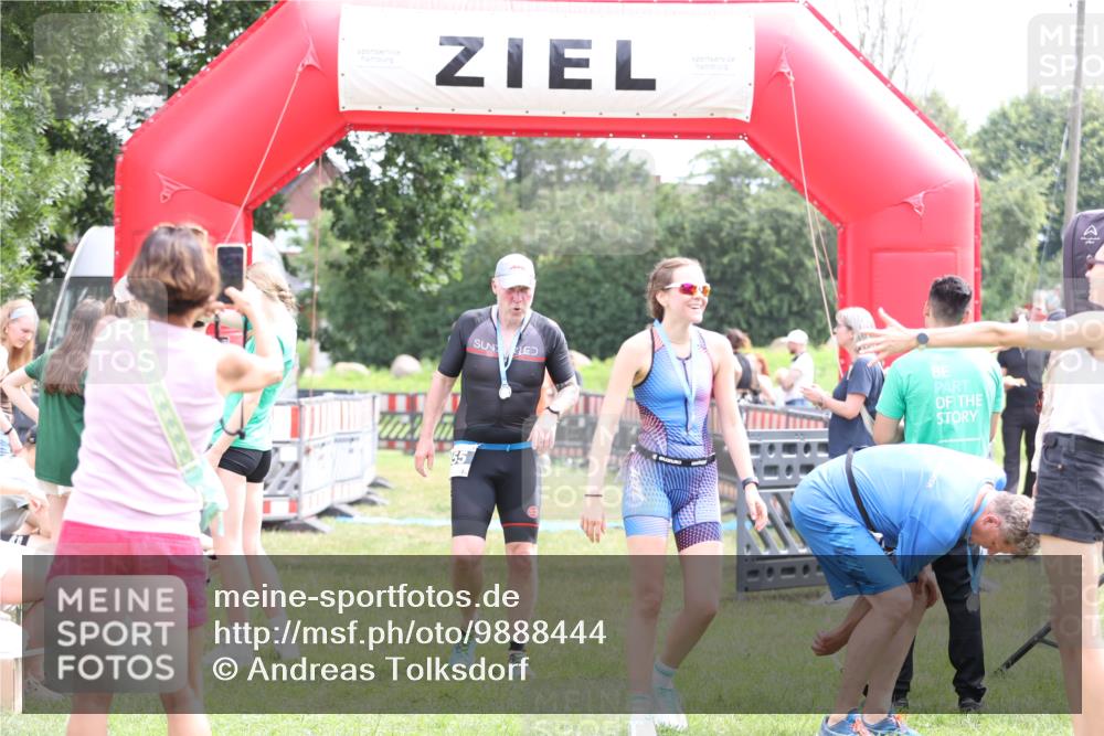 21.06.2026 - 29. Vierlanden-Triathlon Andreas Tolksdorf http://msf.ph/oto/9888444 21.06.2026 11:43:45 Ziel 556, 556 meine-sportfotos.de