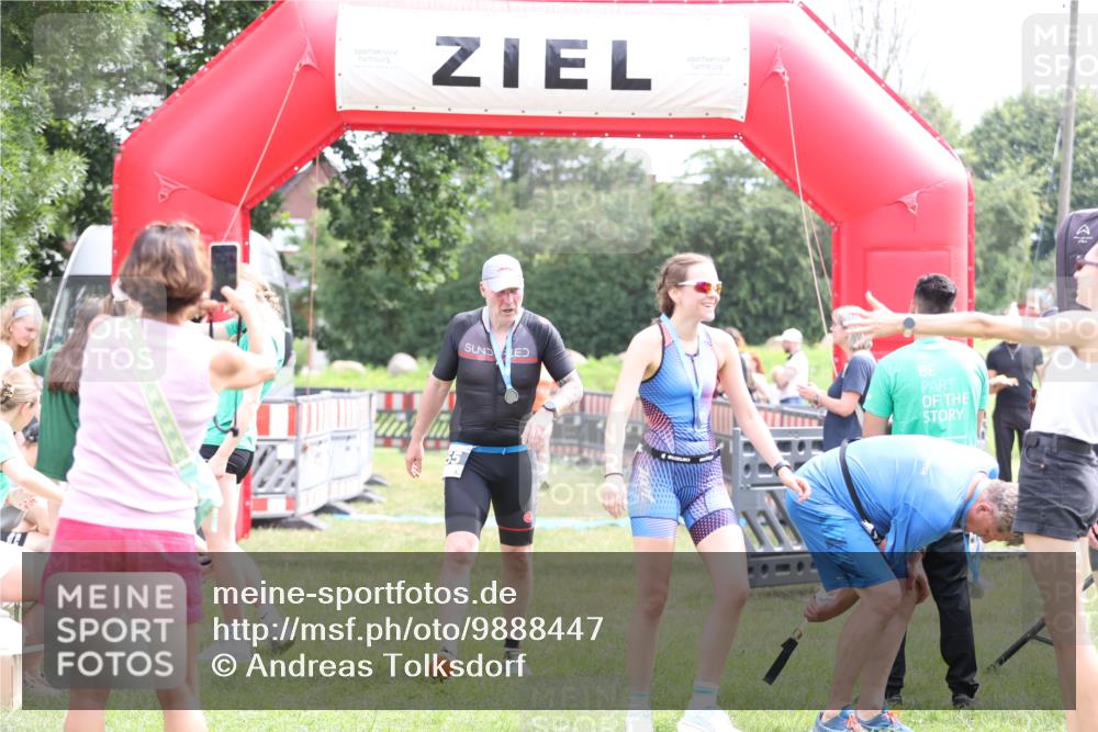 21.06.2026 - 29. Vierlanden-Triathlon Andreas Tolksdorf http://msf.ph/oto/9888447 21.06.2026 11:43:45 Ziel 556, 556 meine-sportfotos.de