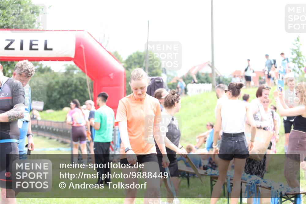 21.06.2026 - 29. Vierlanden-Triathlon Andreas Tolksdorf http://msf.ph/oto/9888449 21.06.2026 11:43:55 Ziel  meine-sportfotos.de