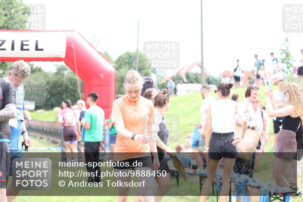 21.06.2026 - 29. Vierlanden-Triathlon Andreas Tolksdorf http://msf.ph/oto/9888450 21.06.2026 11:43:55 Ziel  meine-sportfotos.de