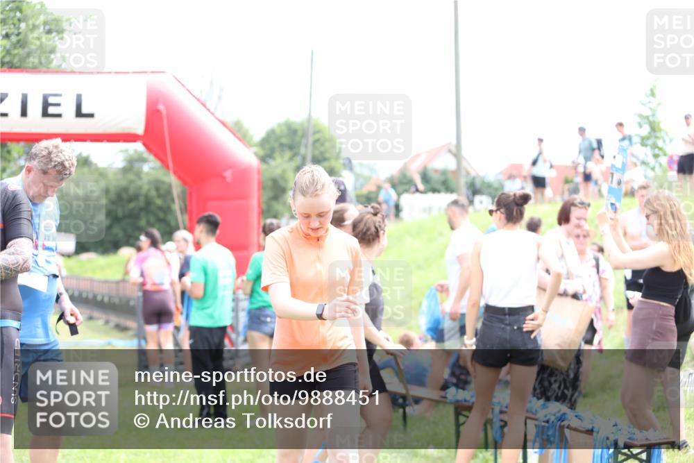 21.06.2026 - 29. Vierlanden-Triathlon Andreas Tolksdorf http://msf.ph/oto/9888451 21.06.2026 11:43:55 Ziel  meine-sportfotos.de