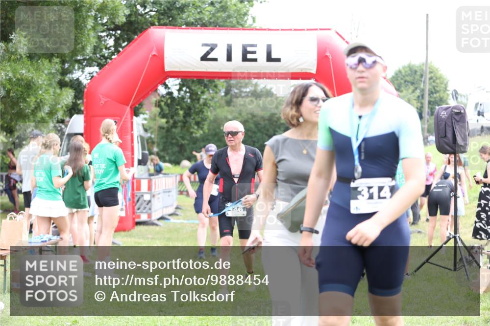 21.06.2026 - 29. Vierlanden-Triathlon Andreas Tolksdorf http://msf.ph/oto/9888454 21.06.2026 11:45:58 Ziel 494, 494 meine-sportfotos.de