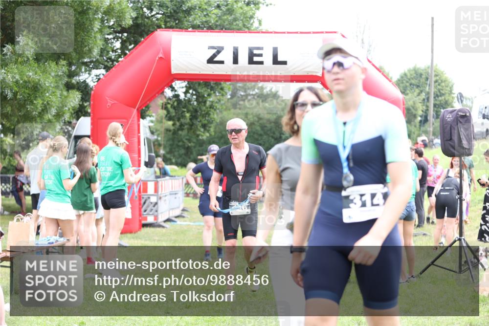 21.06.2026 - 29. Vierlanden-Triathlon Andreas Tolksdorf http://msf.ph/oto/9888456 21.06.2026 11:45:58 Ziel 494, 494 meine-sportfotos.de