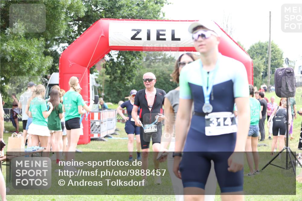 21.06.2026 - 29. Vierlanden-Triathlon Andreas Tolksdorf http://msf.ph/oto/9888457 21.06.2026 11:45:58 Ziel 494, 494 meine-sportfotos.de