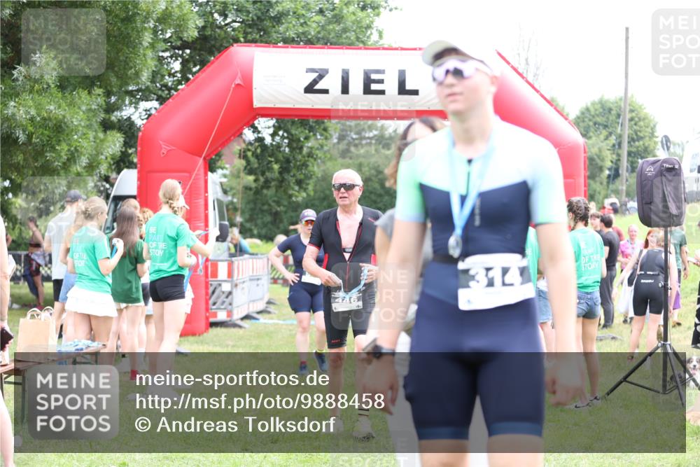 21.06.2026 - 29. Vierlanden-Triathlon Andreas Tolksdorf http://msf.ph/oto/9888458 21.06.2026 11:45:58 Ziel 494, 494 meine-sportfotos.de